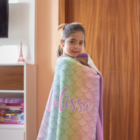 mockup-of-a-little-girl-wrapped-in-a-throw-blanket-24693